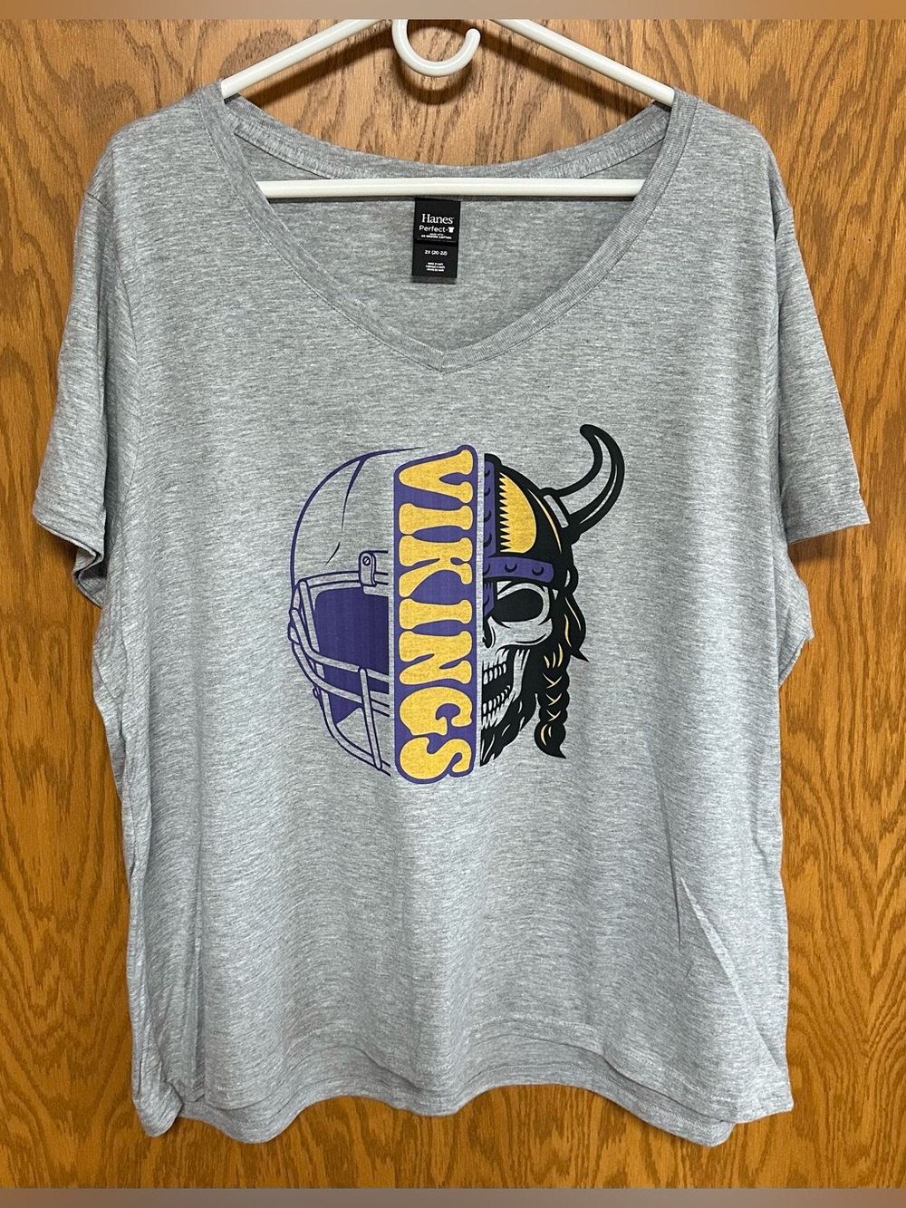 Minnesota Vikings V-Neck Graphic Tee - NIP